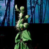 Wuhan Fashion Week digelar setahun setelah infeksi Corona menjadi wabah di kota tersebut. Setelah corona mereda, pekan mode digelar. Para model yang tampil dalam fashion ini adalah wanita berusia 50 tahun ke atas. Foto: Getty Images.Foto: Getty Images.