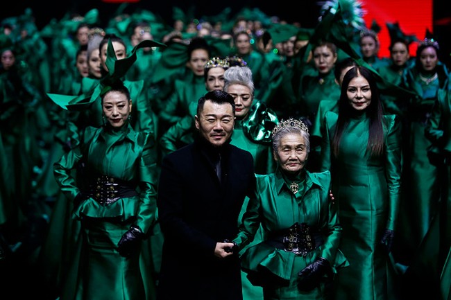 Wuhan Fashion Week digelar setahun setelah infeksi Corona menjadi wabah di kota tersebut. Setelah corona mereda, pekan mode digelar. Para model yang tampil dalam fashion ini adalah wanita berusia 50 tahun ke atas. Foto: Getty Images.