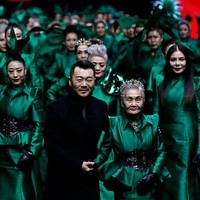 Wuhan Fashion Week digelar setahun setelah infeksi Corona menjadi wabah di kota tersebut. Setelah corona mereda, pekan mode digelar. Para model yang tampil dalam fashion ini adalah wanita berusia 50 tahun ke atas. Foto: Getty Images.