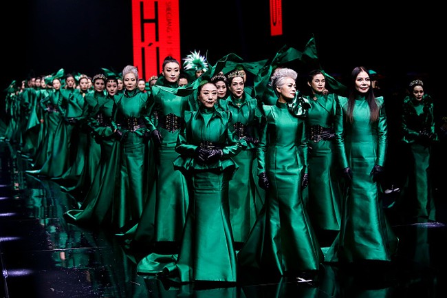 Wuhan Fashion Week digelar setahun setelah infeksi Corona menjadi wabah di kota tersebut. Setelah corona mereda, pekan mode digelar. Para model yang tampil dalam fashion ini adalah wanita berusia 50 tahun ke atas. Foto: Getty Images.