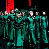 Wuhan Fashion Week digelar setahun setelah infeksi Corona menjadi wabah di kota tersebut. Setelah corona mereda, pekan mode digelar. Para model yang tampil dalam fashion ini adalah wanita berusia 50 tahun ke atas. Foto: Getty Images.