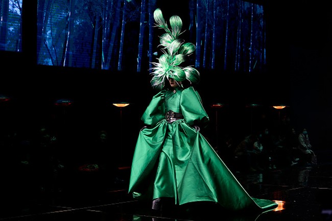 Wuhan Fashion week tampilkan model wanita tertua berusia lebih dari 80 tahun sejak kehidupan warga bertahap kembali normal . Foto: Getty Images.Foto: Getty Images.