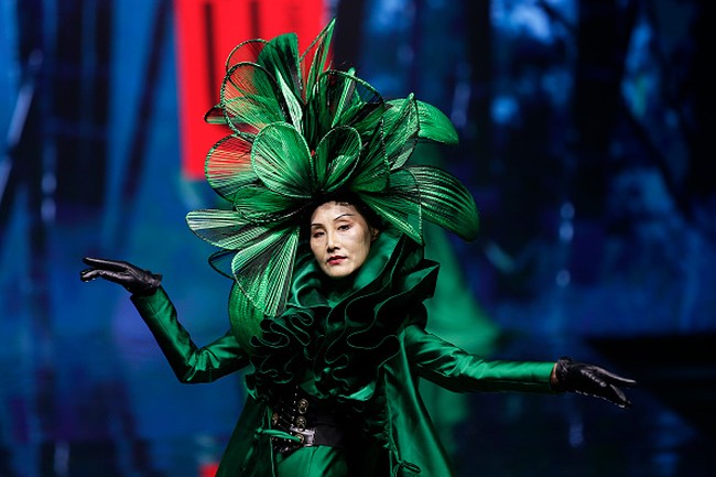 Wuhan Fashion Week digelar setahun setelah infeksi Corona menjadi wabah di kota tersebut. Setelah corona mereda, pekan mode digelar. Para model yang tampil dalam fashion ini adalah wanita berusia 50 tahun ke atas. Foto: Getty Images.Foto: Getty Images.