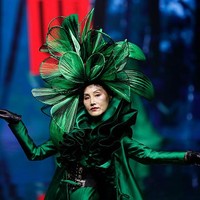 Wuhan Fashion Week digelar setahun setelah infeksi Corona menjadi wabah di kota tersebut. Setelah corona mereda, pekan mode digelar. Para model yang tampil dalam fashion ini adalah wanita berusia 50 tahun ke atas. Foto: Getty Images.Foto: Getty Images.