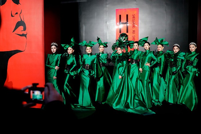 Wuhan Fashion Week digelar setahun setelah infeksi Corona menjadi wabah di kota tersebut. Setelah corona mereda, pekan mode digelar. Para model yang tampil dalam fashion ini adalah wanita berusia 50 tahun ke atas. Foto: Getty Images.