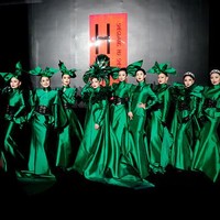 Wuhan Fashion Week digelar setahun setelah infeksi Corona menjadi wabah di kota tersebut. Setelah corona mereda, pekan mode digelar. Para model yang tampil dalam fashion ini adalah wanita berusia 50 tahun ke atas. Foto: Getty Images.