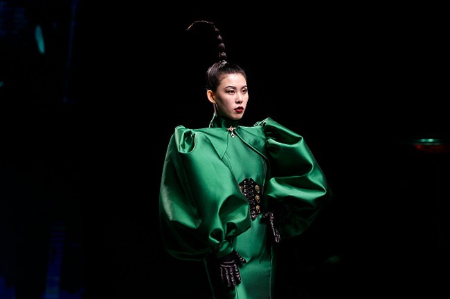 Wuhan Fashion Week digelar setahun setelah infeksi Corona menjadi wabah di kota tersebut. Setelah corona mereda, pekan mode digelar. Para model yang tampil dalam fashion ini adalah wanita berusia 50 tahun ke atas. Foto: Getty Images.