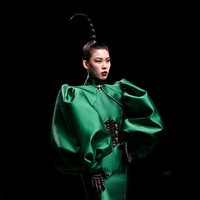Wuhan Fashion Week digelar setahun setelah infeksi Corona menjadi wabah di kota tersebut. Setelah corona mereda, pekan mode digelar. Para model yang tampil dalam fashion ini adalah wanita berusia 50 tahun ke atas. Foto: Getty Images.