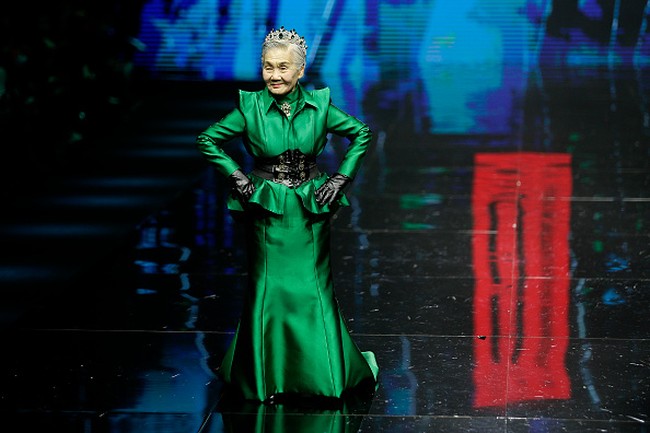 Wuhan Fashion Week digelar setahun setelah infeksi Corona menjadi wabah di kota tersebut. Setelah corona mereda, pekan mode digelar. Para model yang tampil dalam fashion ini adalah wanita berusia 50 tahun ke atas.  Foto: Getty Images.