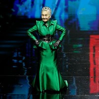 Wuhan Fashion Week digelar setahun setelah infeksi Corona menjadi wabah di kota tersebut. Setelah corona mereda, pekan mode digelar. Para model yang tampil dalam fashion ini adalah wanita berusia 50 tahun ke atas.  Foto: Getty Images.