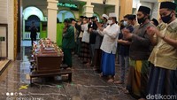 Diketahui, jenazah Chacha Sherly  tidak langsung dibawa ke rumah duka. Melainkan dibawa ke Masjid Al-Muhajirin yang tak jauh dari rumah duka.