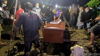 Yuselly Agus Stevy alias Chacha Sherly menjadi korban kecelakaan beruntun di Tol Semarang-Solo KM 428, Kabupaten Semarang, Jawa Tengah, pada Senin (4/1).