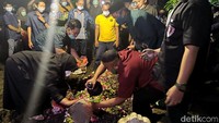 Sekitar 15 menit berselang, jenazah penyanyi berusia 29 tahun itu dibawa ke Makam Desa Wage, Kecamatan Taman, untuk dimakamkan.