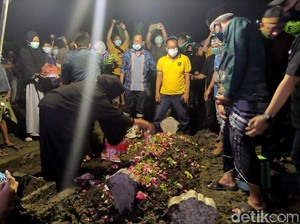 Suasana Haru Pemakaman Chacha Sherly Eks Trio Macan