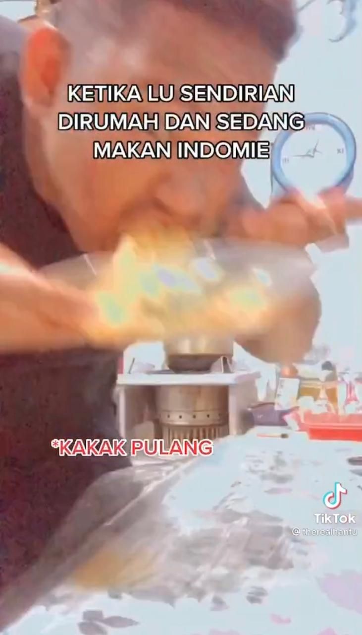 Ngakak! Ini Beda Makan Mie Instan Sendirian dan Saat Orang Rumah Datang