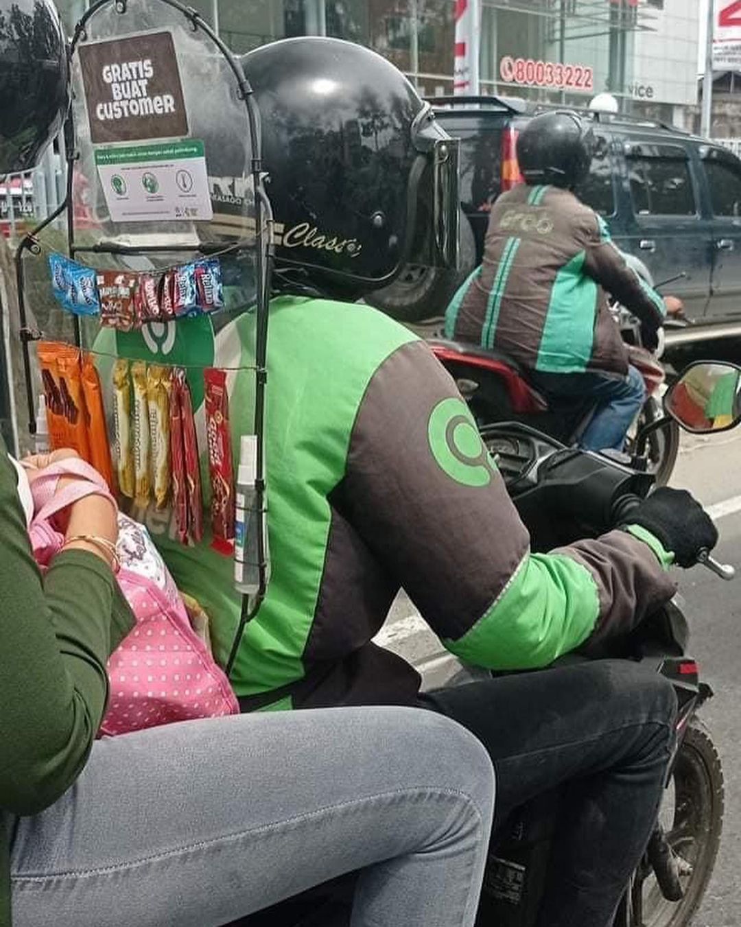 Kreatif! Driver Ojol Ini Buka Warung Jajan Mini Gratis untuk Pelanggan