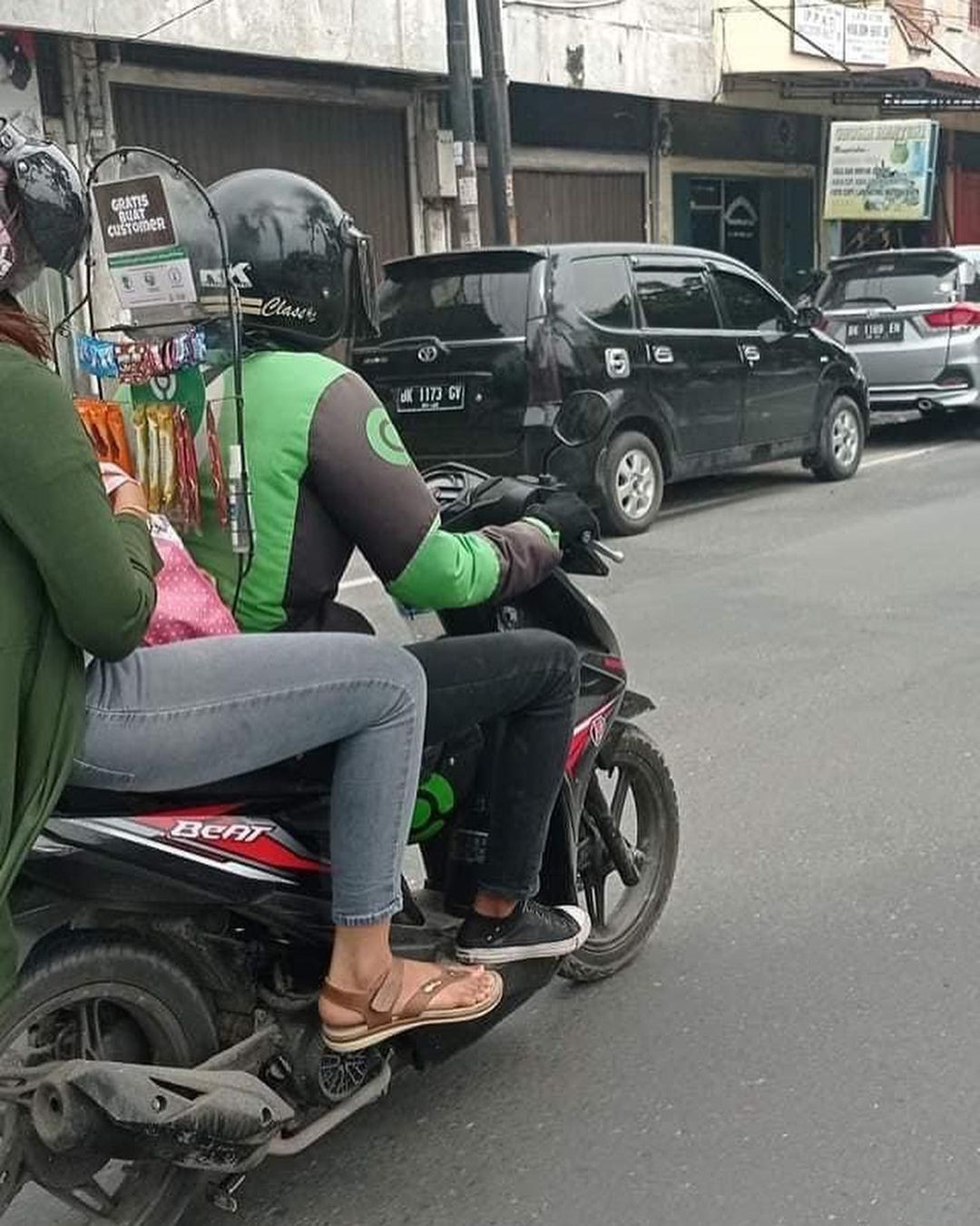 Kreatif! Driver Ojol Ini Buka Warung Jajan Mini Gratis untuk Pelanggan