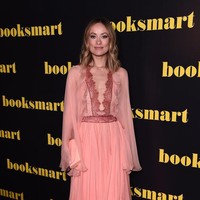 Berita hubungan asmara keduanya pun bikin heboh. Lantaran perbedaan usia keduanya yang cukup jauh. Aktris 36 tahun itu usianya 10 tahun lebih tua dari Harry Styles. Harry Styles saat ini berusia 26 tahun.  Foto: Getty Images