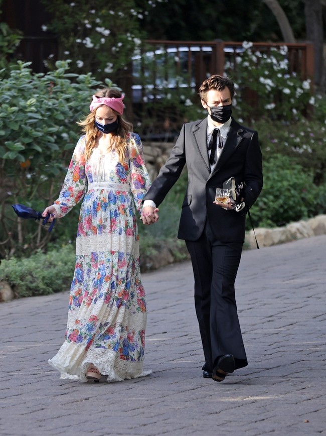 Dalam foto yang tersebar di internet tersebut, Olivia menemani Harry Styles menghadiri pernikahan manager sang penyanyi di California.  Foto: Istimewa (Twitter)