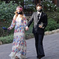 Dalam foto yang tersebar di internet tersebut, Olivia menemani Harry Styles menghadiri pernikahan manager sang penyanyi di California.  Foto: Istimewa (Twitter)