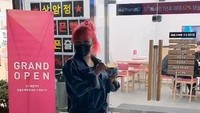 Saat ngopi di depan sebuah kafe, Park Bom juga masih terlihat berisi. Namun kini berat badan Park Bom berhasil turun menjadi 59 kg. Foto: Instagram @newharoobompark