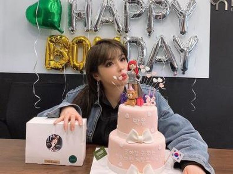 Park Bom Sukses Diet, Lihat Momennya Ngopi hingga Makan Cake