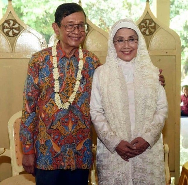 Pada tahun 2017 lalu Nani Wijaya sempat menghebohkan publik karena kabar pernikahannya. Pasalnya dia menikah dengan seniman Ajip Rosidi saat usianya sudah menginjak 72 tahun. Namun sayang pernikahannya tersebut hanya berlangsung selama 3 tahun karena pada Juli 2020 sang suami meninggal dunia. Foto: instagram.com/seno_n_roll