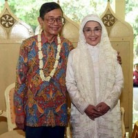 Pada tahun 2017 lalu Nani Wijaya sempat menghebohkan publik karena kabar pernikahannya. Pasalnya dia menikah dengan seniman Ajip Rosidi saat usianya sudah menginjak 72 tahun. Namun sayang pernikahannya tersebut hanya berlangsung selama 3 tahun karena pada Juli 2020 sang suami meninggal dunia. Foto: instagram.com/seno_n_roll