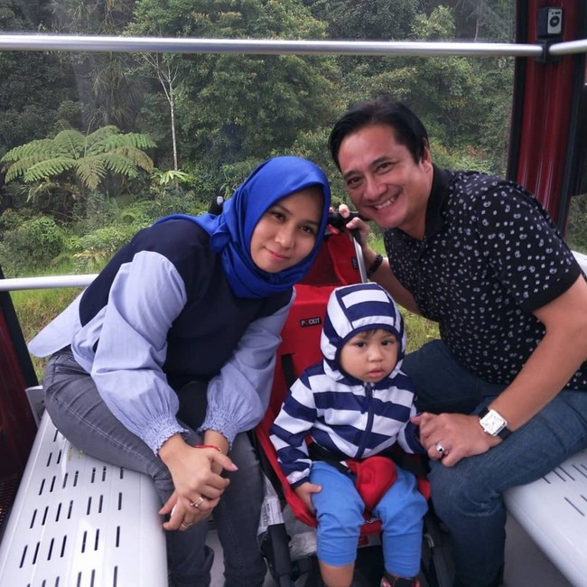 Setelah dua tahun menjadi duda, mantan suami Venna Melinda, Ivan Fadila, memilih untuk kembali menikah lagi. Pada September 2016 saat usia Ivan sudah menginjak 50 tahun, dirinya memilih untuk menikahi seorang wanita yang kini telah memberikannya anak. Foto: Instagram.com/elvanoarelian11