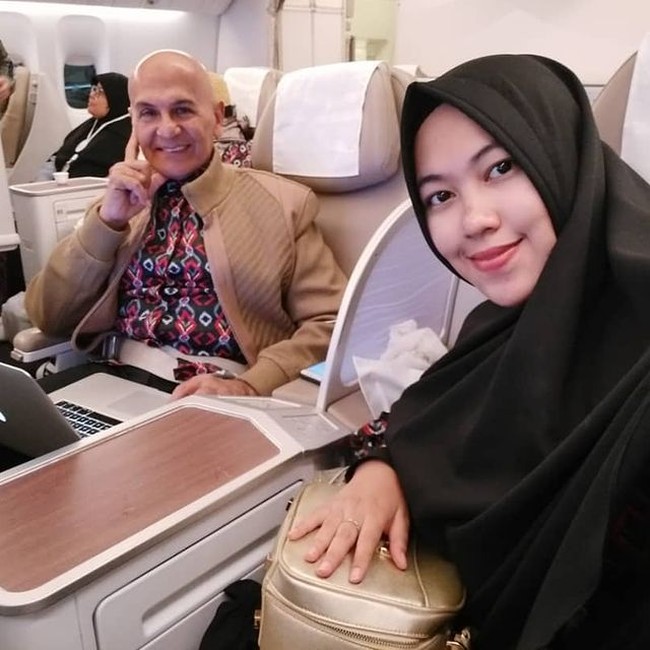 Sama seperti mantan istrinya, Mark Sungkar juga memilih untuk menikah lagi setelah perceraiannya. Pada tahun 2014 Mark kembali menikahi seorang wanita muda bernama Santi Asoka Mala. Saat menikah lagi, Mark sudah berusia 66 tahun sedangkan Santi masih 21 tahun. Foto: Instagram/@marksungkar