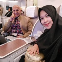 Sama seperti mantan istrinya, Mark Sungkar juga memilih untuk menikah lagi setelah perceraiannya. Pada tahun 2014 Mark kembali menikahi seorang wanita muda bernama Santi Asoka Mala. Saat menikah lagi, Mark sudah berusia 66 tahun sedangkan Santi masih 21 tahun. Foto: Instagram/@marksungkar