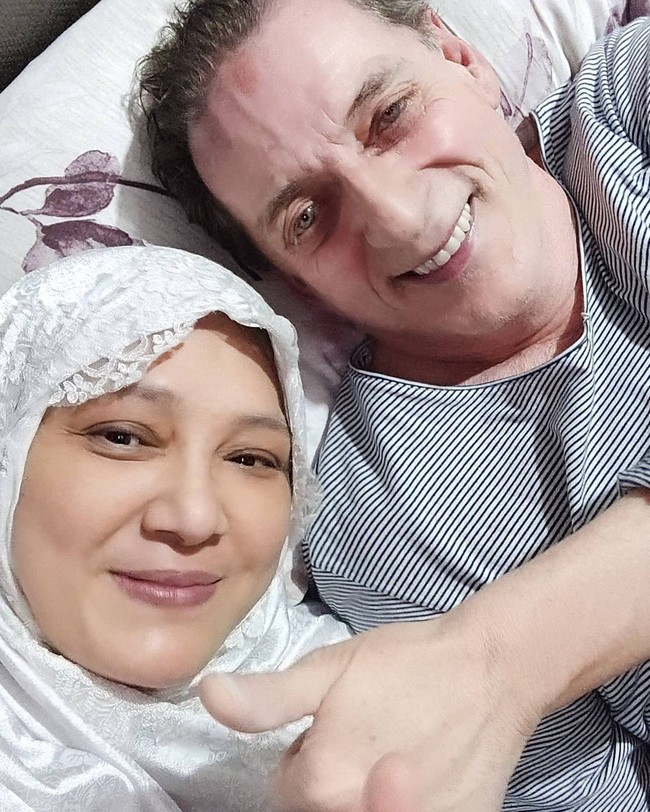 Setelah memutuskan untuk mengakhiri pernikahannya dengan Mark Sungkar, Fenny Bauty kembali menikah lagi dengan pria bule bernama Khalid Schumater. Fenny menikah lagi di usia 49 tahun dan hidup bersama sang suami barunya di Belanda. Foto: Instagram/@fenny.bauty