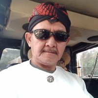 Ki Daus menikah dengan Dewi Lestari di tahun 2011. Saat menikah lagi, usia Ki Daus sudah menginjak 54 tahun sedangkan Dewi masih berusia 21 tahun. Namun nyatanya jarak usia yang cukup jauh itu tidak mempengaruhi hubungan keduanya. Foto: Instagram/@kidaus_kidaus