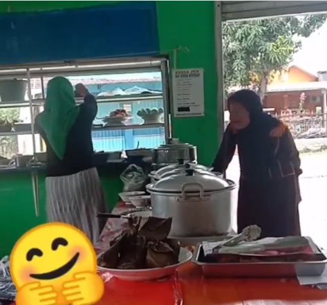 Ingin Bersedekah, Pemilik Warung Makan Tolak Uang Nenek yang Beli Dagangannya