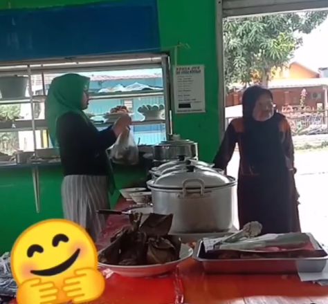 Ingin Bersedekah, Pemilik Warung Makan Tolak Uang Nenek yang Beli Dagangannya