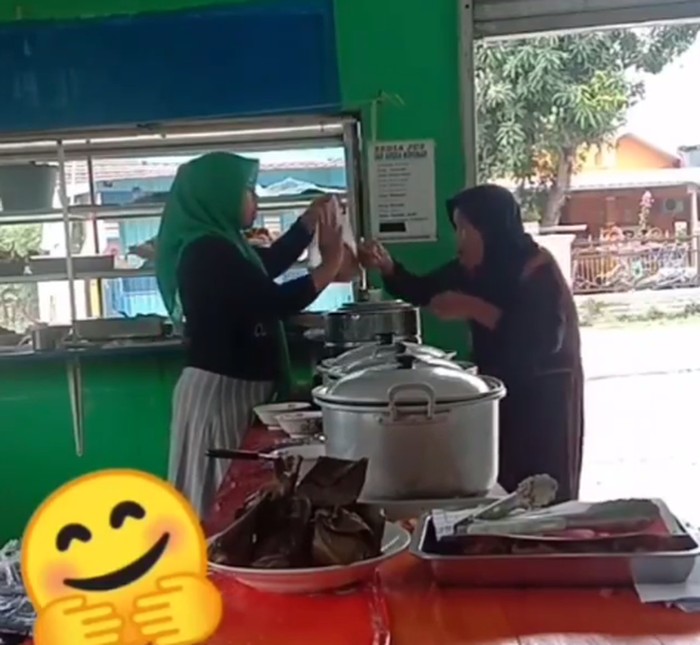 Ingin Bersedekah, Pemilik Warung Makan Tolak Uang Nenek yang Beli Dagangannya