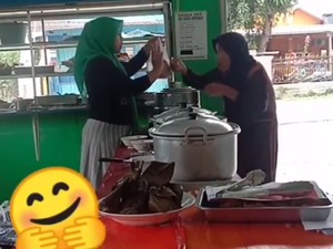 Ingin Sedekah, Pemilik Warung Ini Tolak Uang Nenek yang Beli Dagangannya