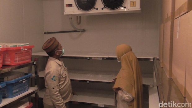 Pemprov Gorontalo akan menerima 9.760 dosis vaksin COVID-19. Pemprov Gorontalo mengecek kesiapan lokasi penyimpanan vaksin di Instalasi Farmasi Dinkes Gorontalo (Ajis Khalid/detikcom)