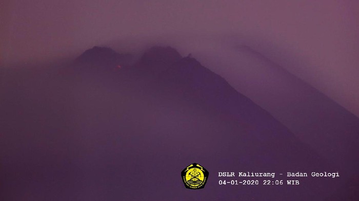 Foto dari kamera therlmal stasiun Panguk menunjukkan adanya titik lava pijar yang terpantau pada Senin (4/1) malam.