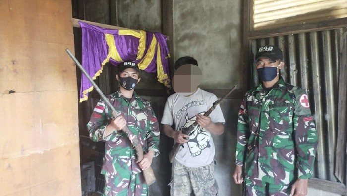 Penyerahan dua senjata api rakitan dari warga kepada TNI (Istimewa)