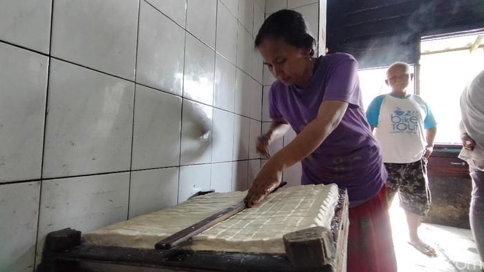 Perajin tahu di Kuningan menjerit dengan mahalnya harga kedelai