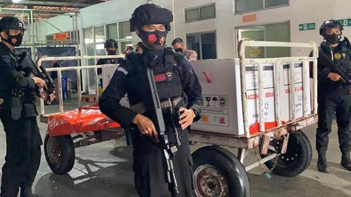 Personel Brimob bersenjata lengkap kawal proses penyimpanan dan distribusi vaksin Corona di Sulut