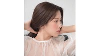 Moon Ga Young main jadi Im Ju Kyung di True Beauty. Anak SMA yang dinilai punya wajah jelek sampai di-bully karena wajahnya. (Foto: dok. Instagram @m_kayoung) 