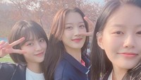 Teman-teman dekat Ju Kyung di sekolah diperankan oleh Park Yoo Na dan Kang Min Ah. (Foto: dok. Instagram @m_kayoung) 