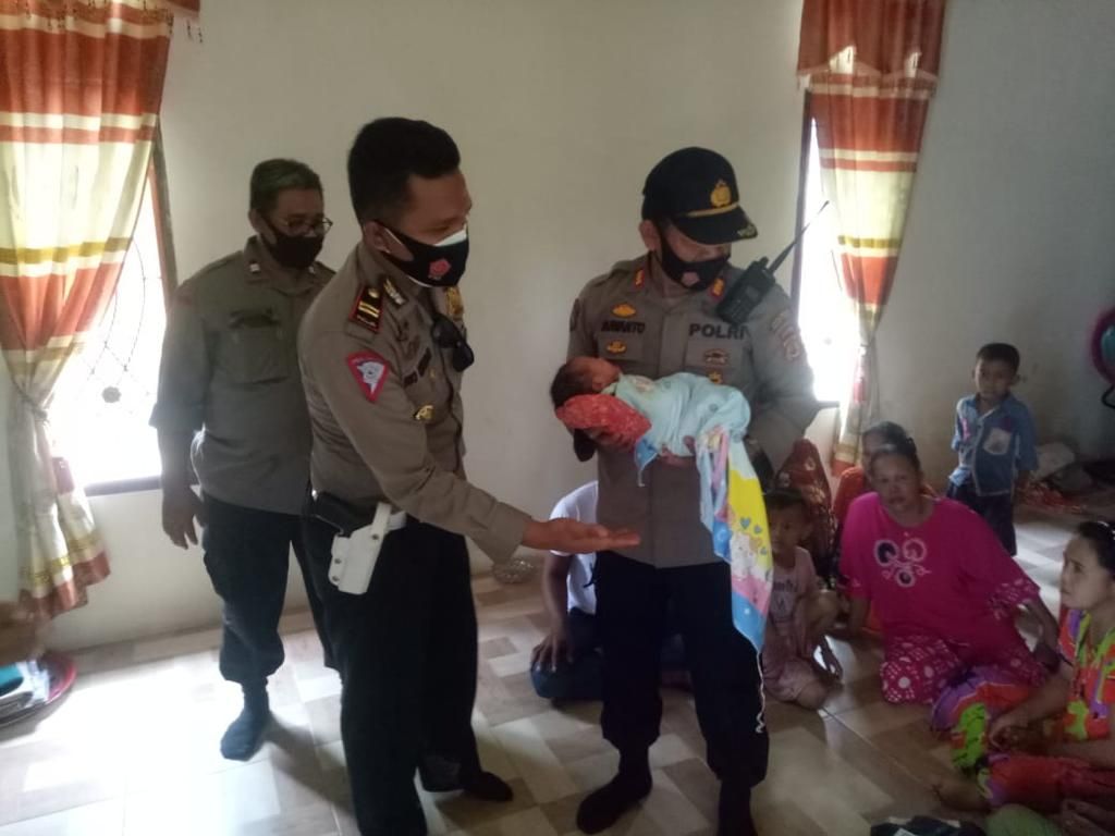 Polisi berkunjung ke rumah almarhumah Jumarni. (Dok Istimewa)