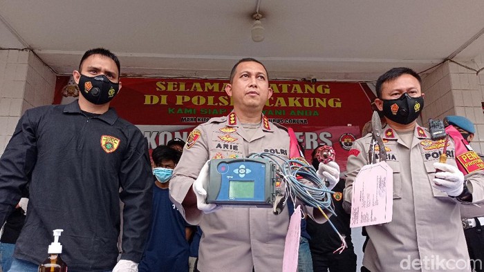 Polisi rilis kasus pencurian bagian pipa gas di Cakung (Sachril/detikcom)
