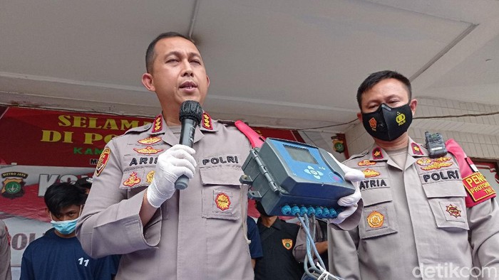 Polisi rilis kasus pencurian bagian pipa gas di Cakung (Sachril/detikcom)