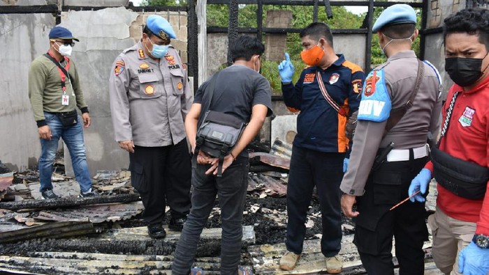 Polsek Terentang, Kalbar, ludes terbakar.