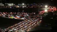 Begini potretnya saat peserta tes COVID-19 sama-sama menyalakan lampu mobil.