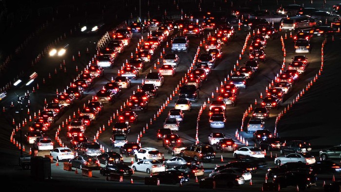 Motorists line up to take a coronavirus test in a parking lot at Dodger Stadium, Monday, Jan. 4, 2021, in Los Angeles. (AP Photo/Ringo H.W. Chiu)